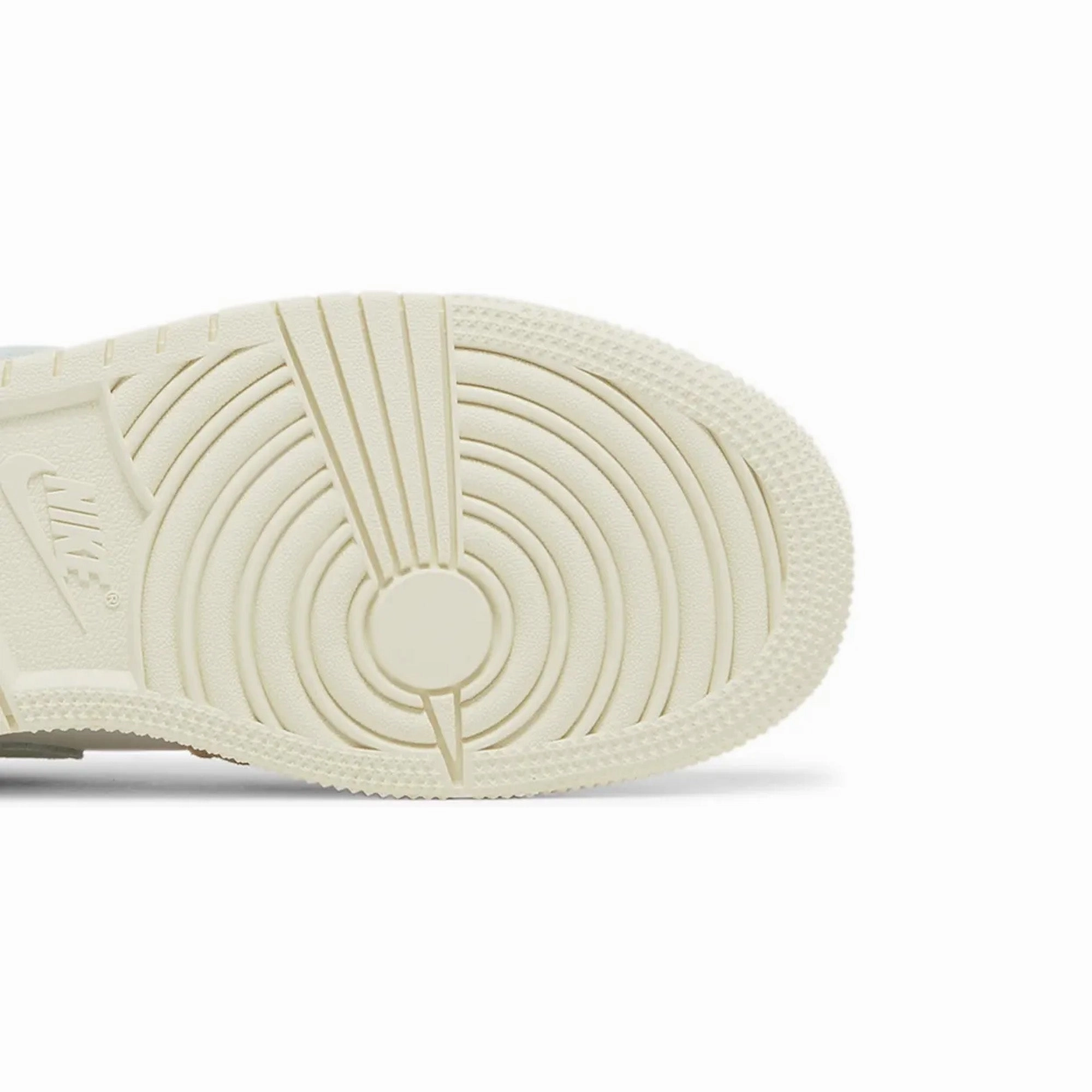 Air Jordan 1 Low SE 'Scalloped Edge Guava Ice' GS (2023)