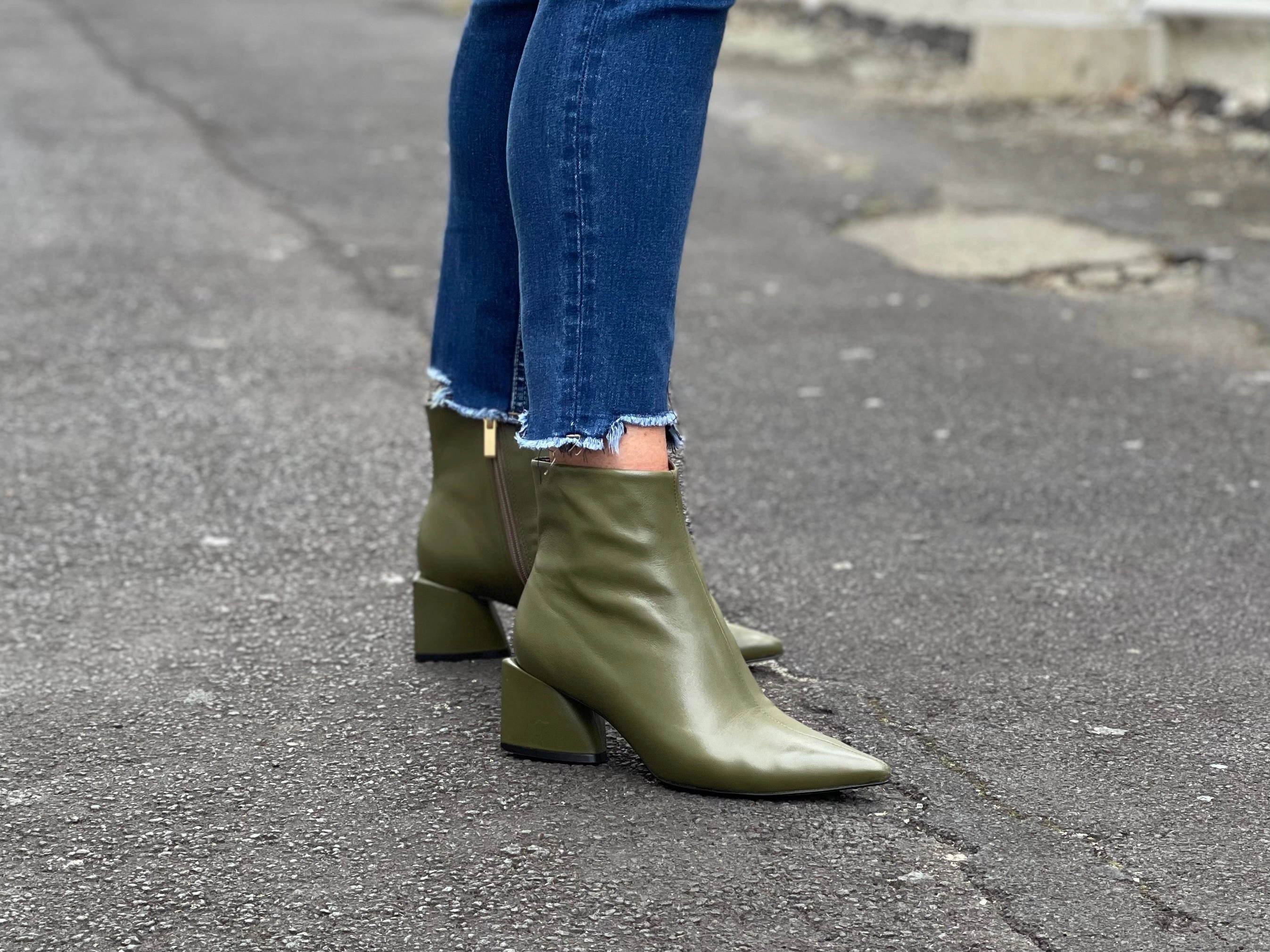 Carrano Betty available in 2 colours