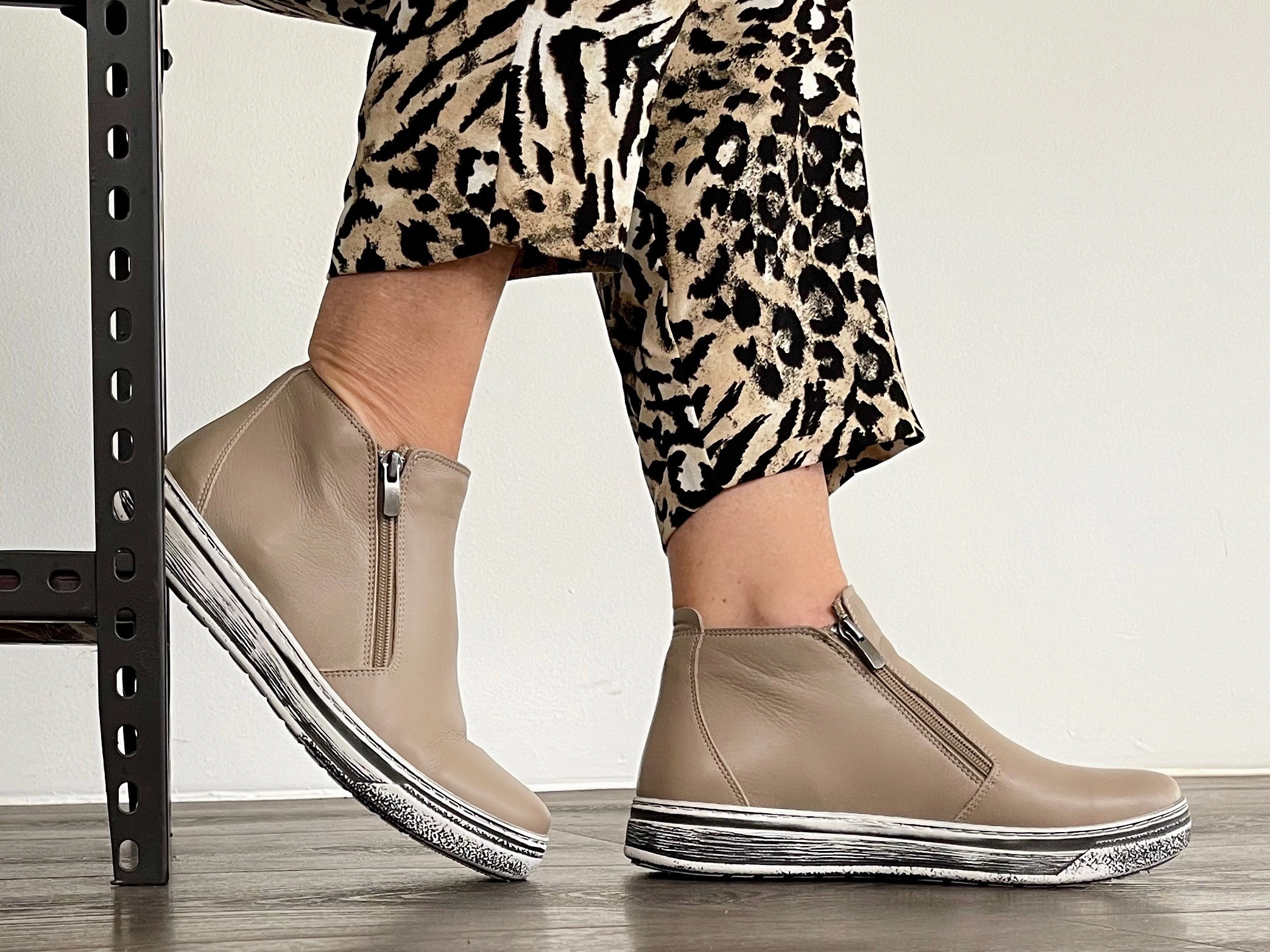 Via Nova Courtney available in 2 colours