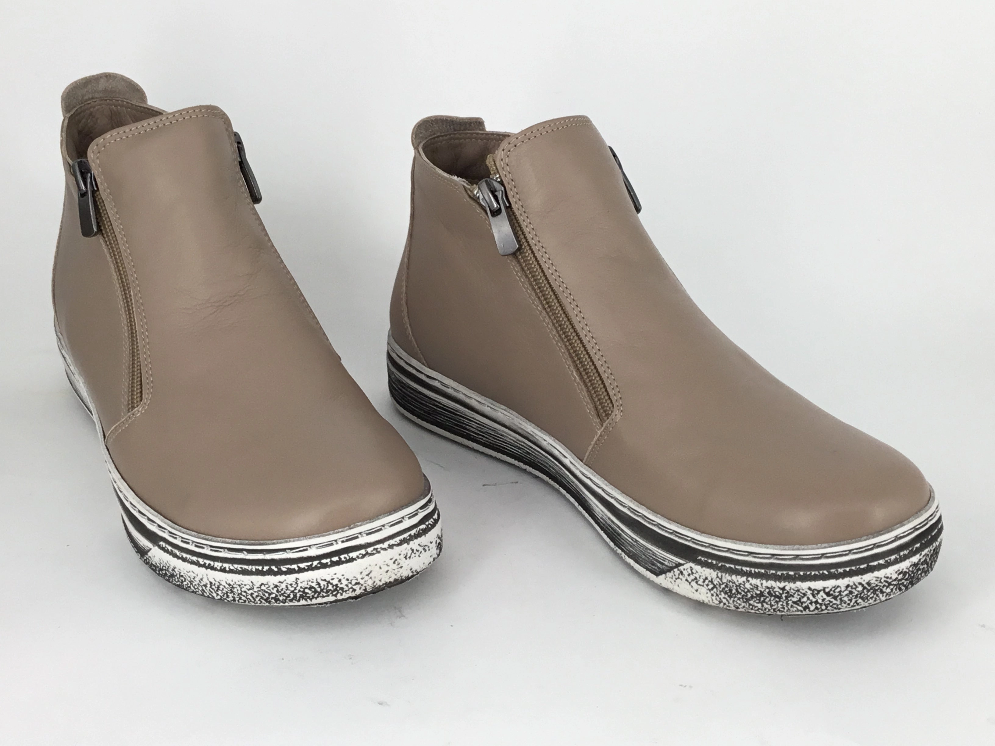 Via Nova Courtney available in 2 colours