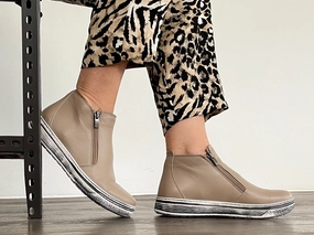 Via Nova Courtney available in 2 colours