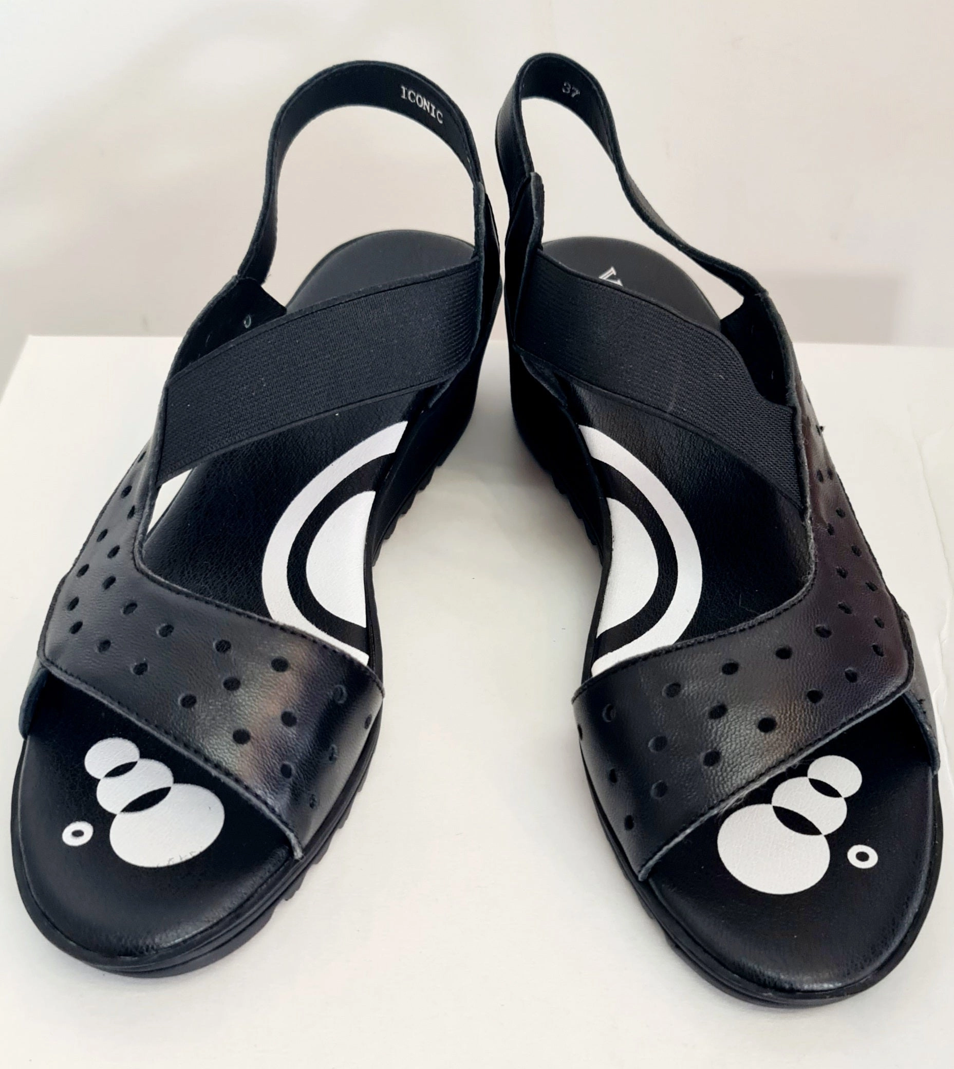 Via Nova Iconic available in 6 colours